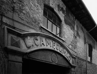 Insegna sopra l\'entrata della fabbrica, con scritto L. Campolmi.